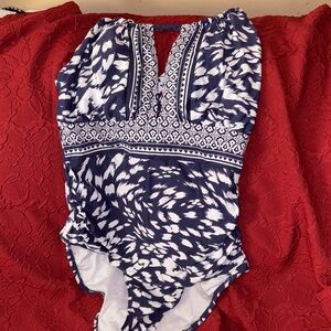 La Blanca Navy and White Swimsuit‎ 12 ⭐️